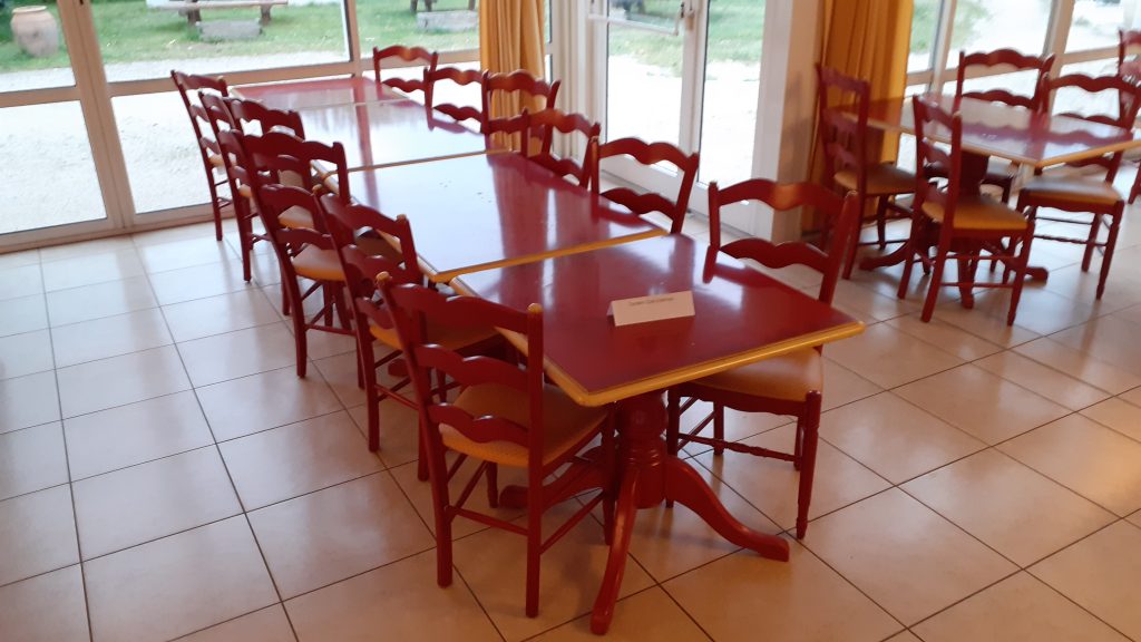 Voilà la table qui nous a été réservée pendant toute la semaine : désormais vide, elle attend les vacanciers suivants...


