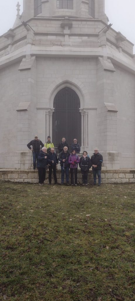 le groupe au pied de la statue de Notre Dame d'Etang