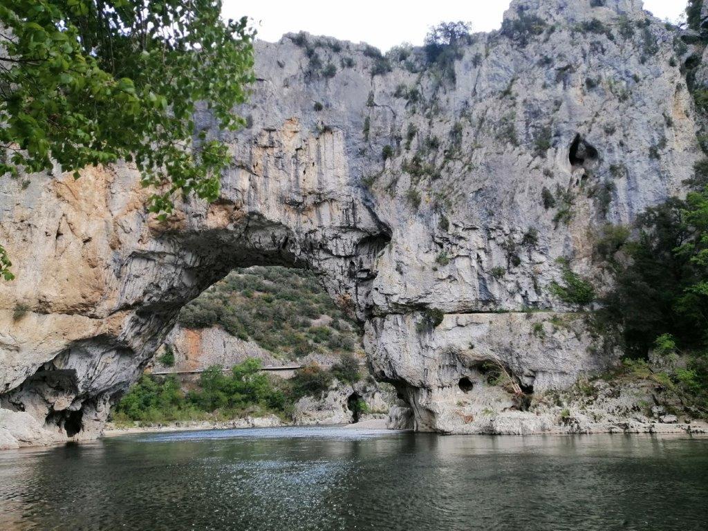 la roche forme un pont, une rivière passe dessous