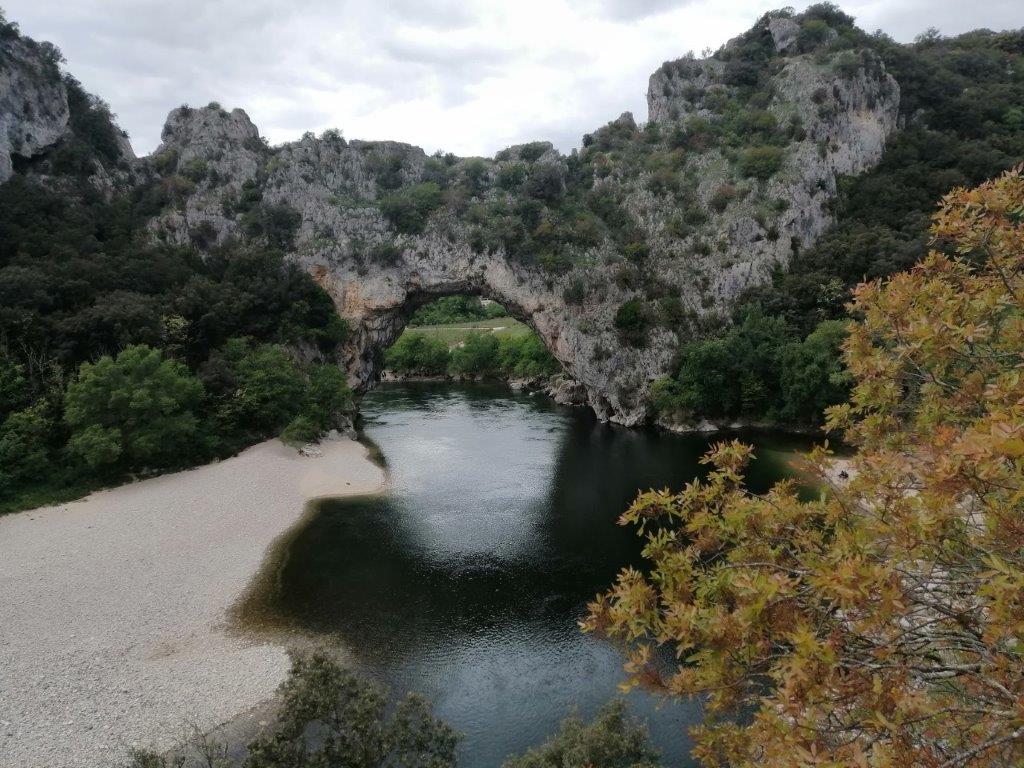 la roche forme un pont, une rivière passe dessous