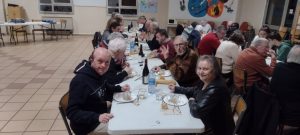 Trois bénévoles dégustant l’entrée du repas.