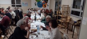 Les bénévoles, discutant entre deux plats.