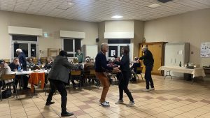 Quatre bénévoles profitant de la musique pour danser joyeusement sur le dancefloor.