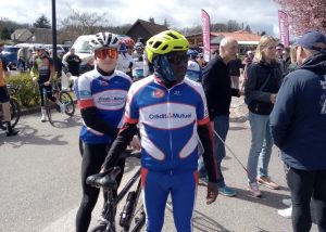 Nos coureurs dijonnais discutant avec des spectateurs