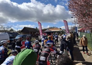 Le départ de la course, dans le peloton