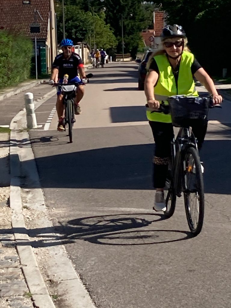 Un tandem et un vélo solo sur les routes d’un village