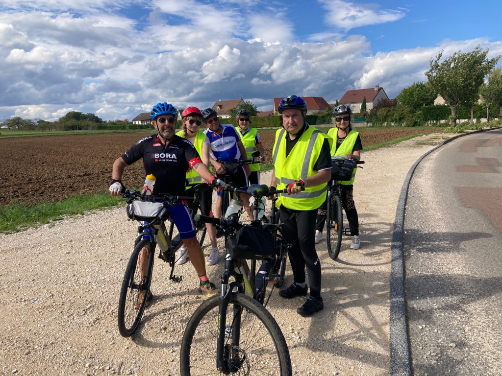 Le groupe de trois tandems et un solo devant un champ