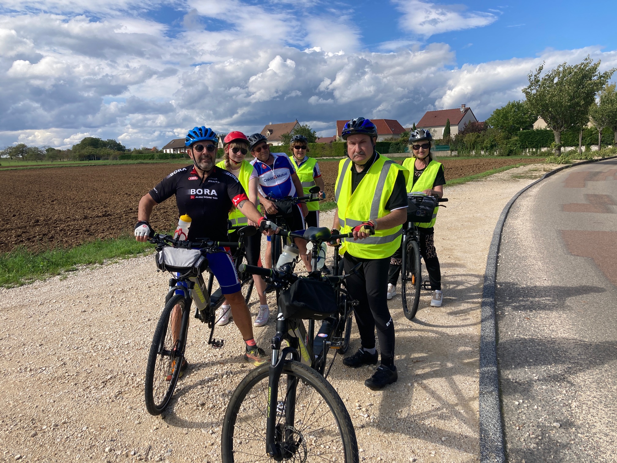 Le groupe de trois tandems et un solo devant un champ
