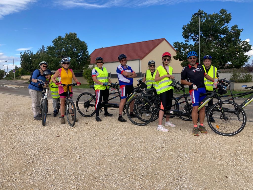 Le groupe de cycliste avec les tandems