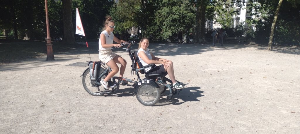 Nos amies du basket fauteuil sur le vélo pousseur