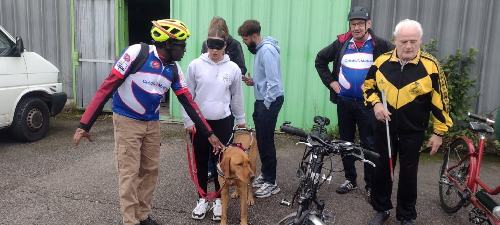 Une collaboratrice essayant de se guider à l’aide d’un chien.