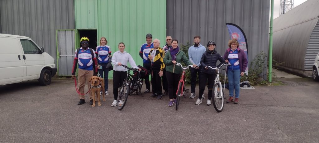 Le groupe devant le local accompagnés des tandems