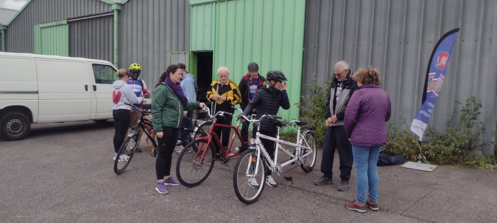 Monsieur Majhad et ses collègues pratiquant le tandem