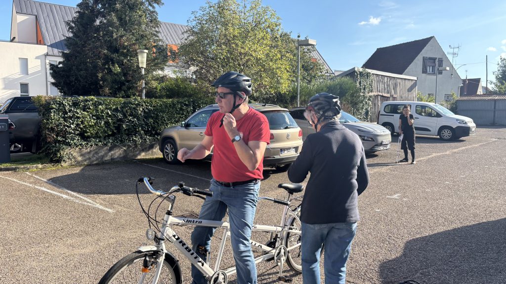 Christophe et une habituée de la clinique des rosières s’apprêtent à prendre le départ sur un tandem