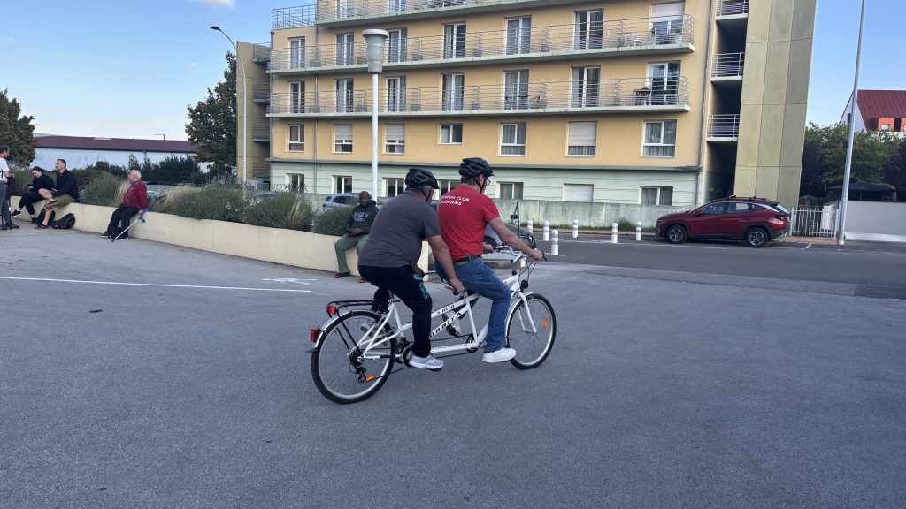 Christophe emmène une personne sur un tandem