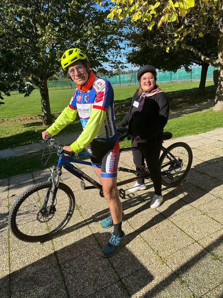 Lionel et la jeune Louna sur un tandem lors de l’anniversaire PLURADYS