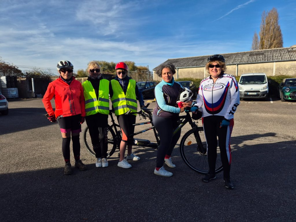 De gauche à droite : Pierrette, Marielle, Justine, Fabienne et Rachel devant un tandem.