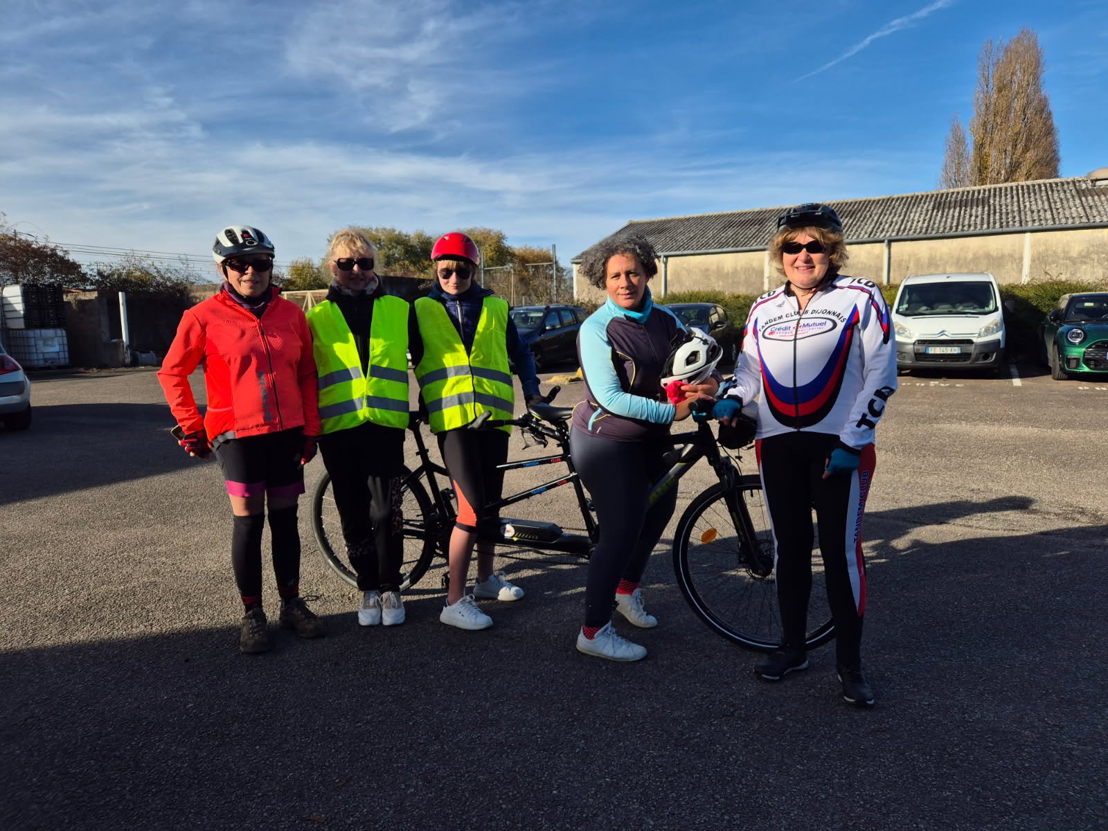 De gauche à droite : Pierrette, Marielle, Justine, Fabienne et Rachel devant un tandem.