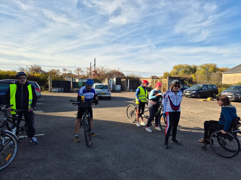 Le groupe se préparant à partir dns la cour du local.