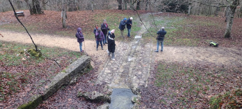 Le groupe devant la fontaine de jouvence