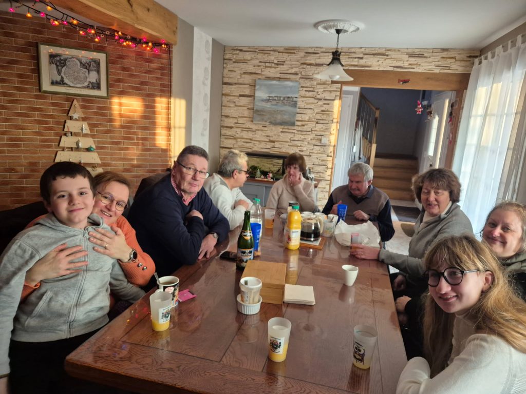 Les adhérents dégustant les brioches chez Pierre et Rachel 