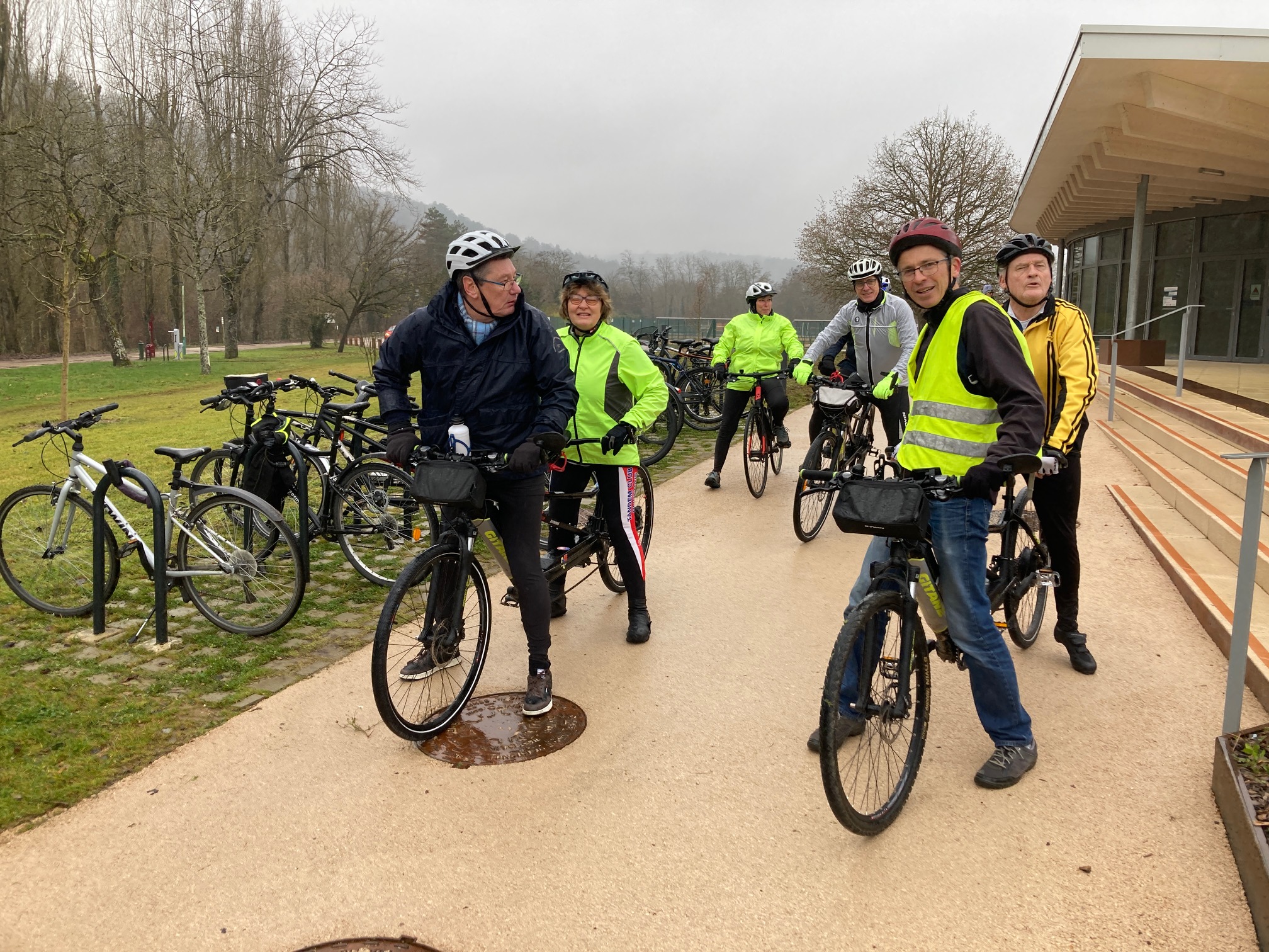 Christophe et Rachel, François et Jacky, Bernard et Rénald et Brigitte fiers sur leur tandem