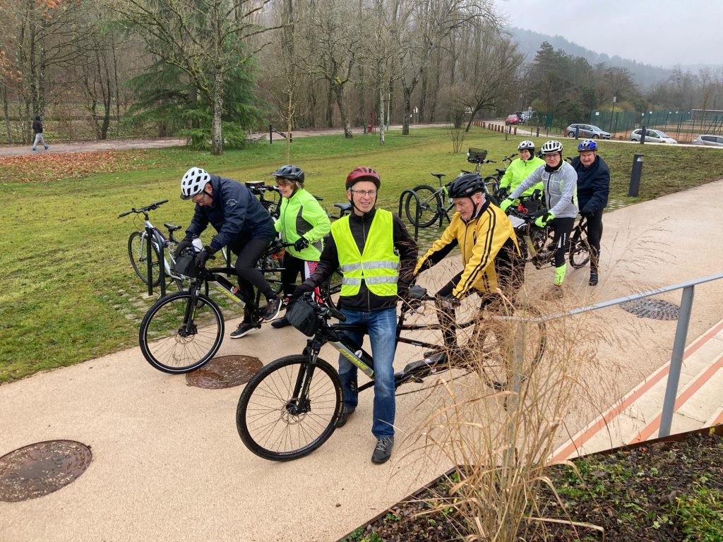 Christophe et Rachel, François et Jacky, Bernard et Rénald et Brigitte au départ devant la base nautique