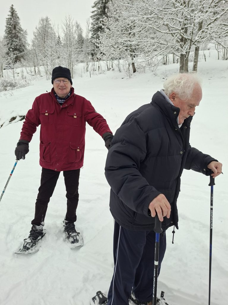 Christophe et Jacky armés de leurs raquettes et de leurs bâtons de marche.