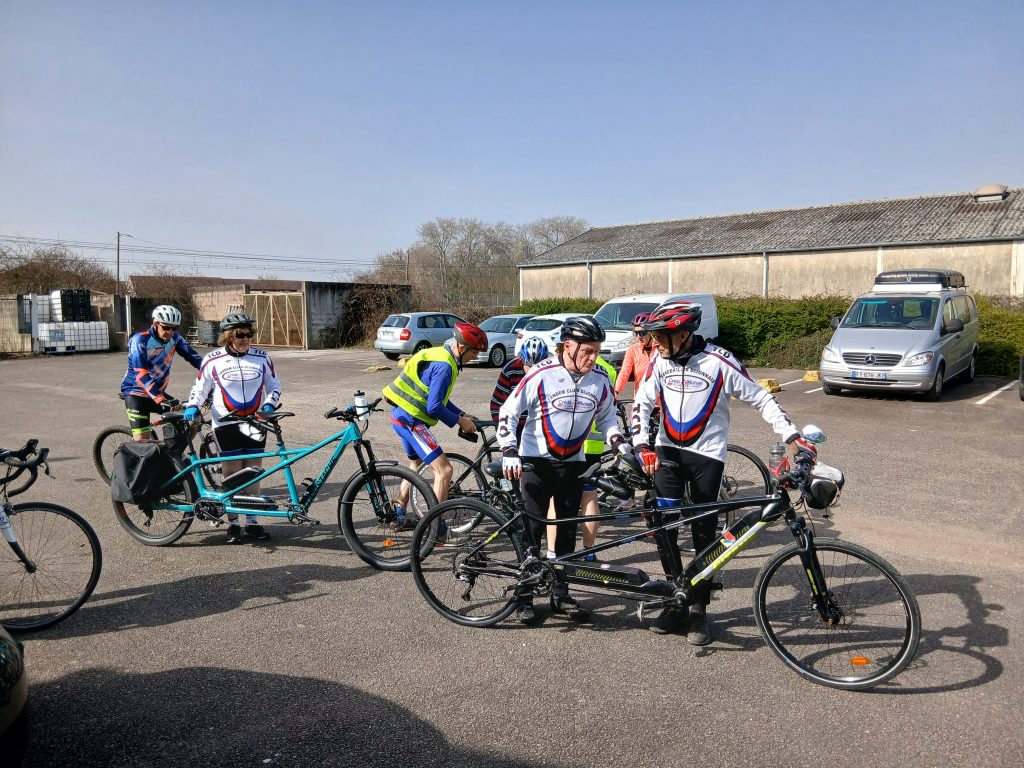 Les cyclistes, ajustant les derniers détails de leur départ.