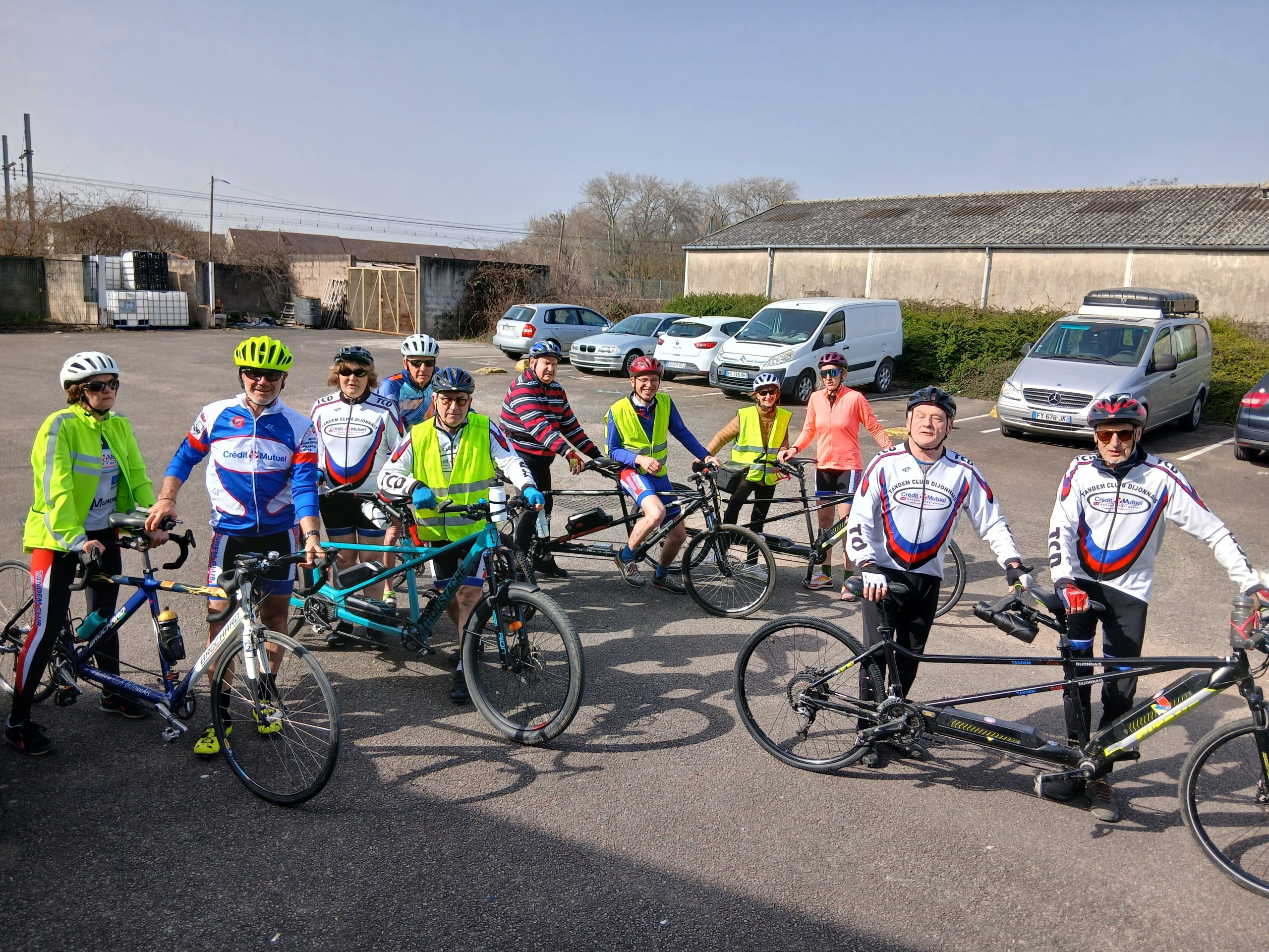 Le groupe de cyclistes face au local, prêts à partir