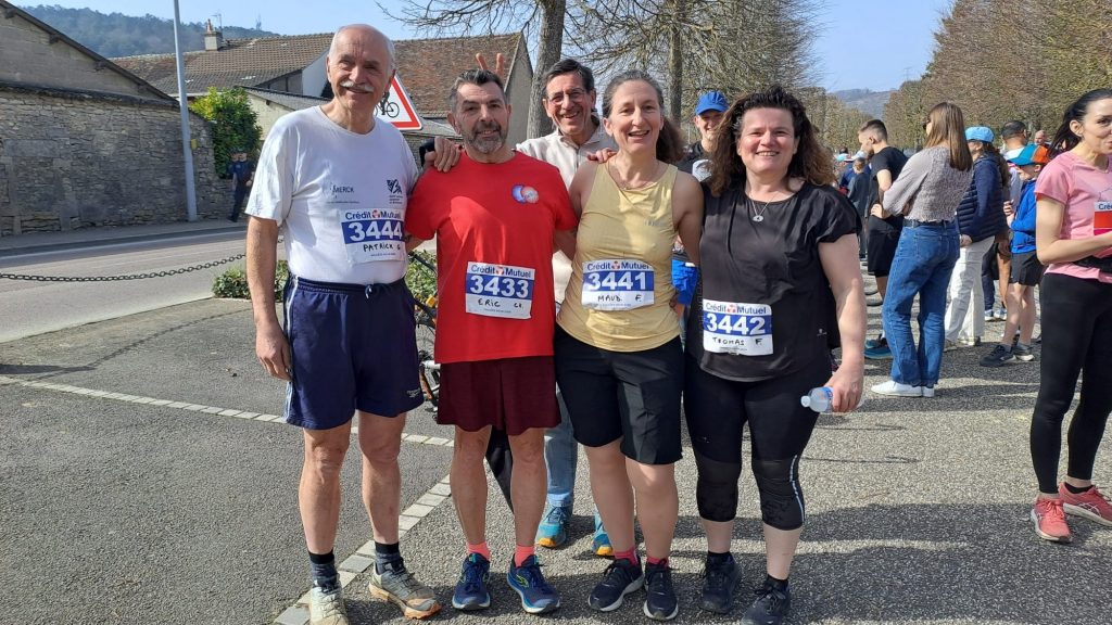 Les coureurs des 10 km de Nuits-Saint-Georges, fiers de leur parcours. 