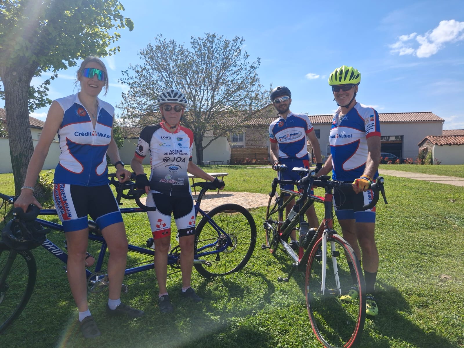 Les 4 cyclistes proches de leurs tandems