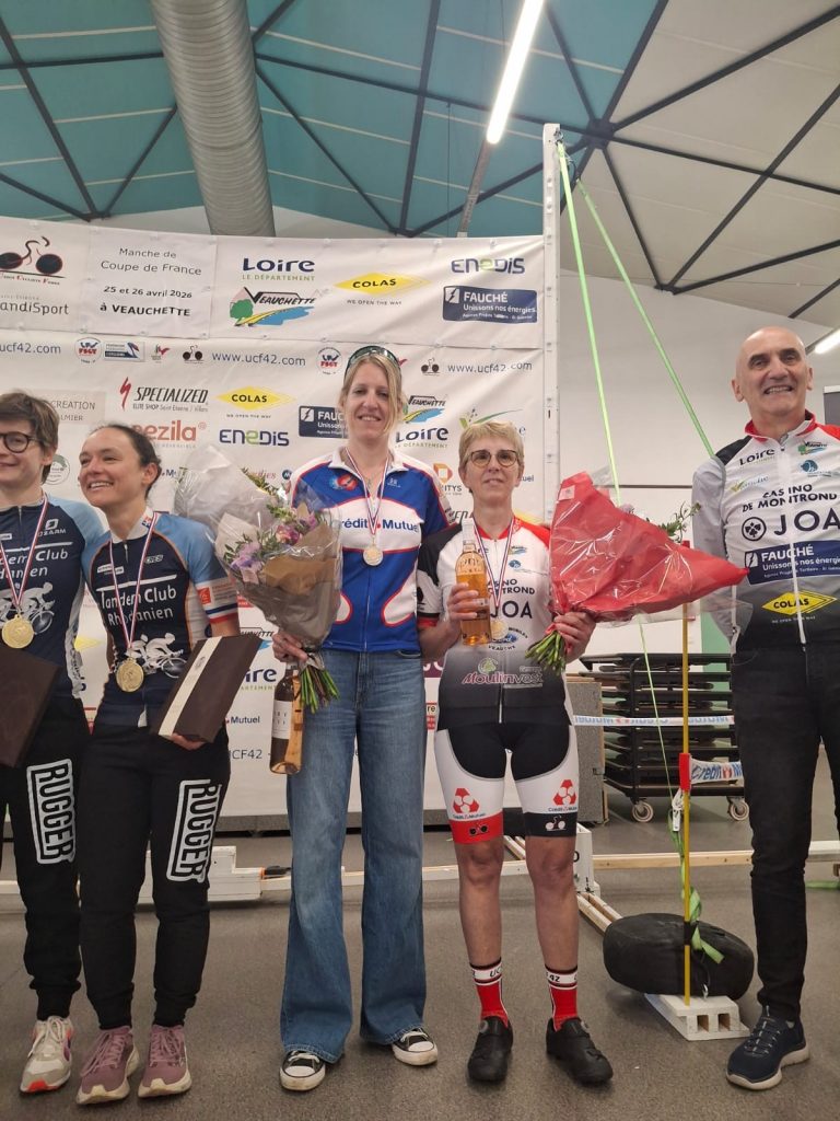 Mélody et Véronique sur le podium, bouquet de fleurs à la main