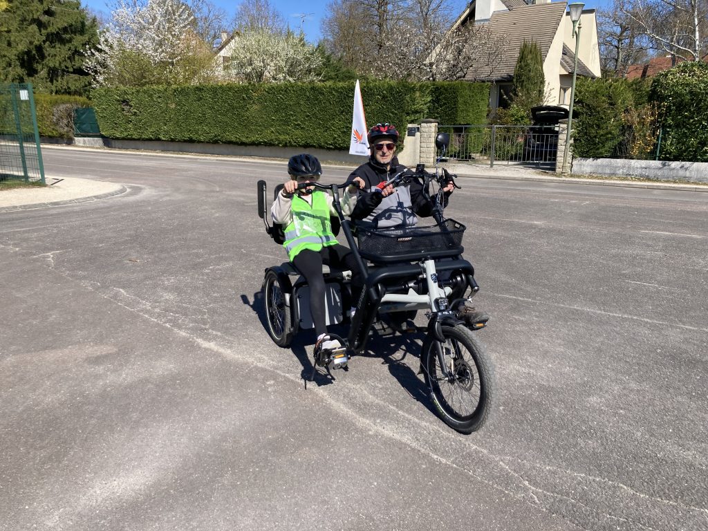 Un bénévole et un enfant sur le fun to go
