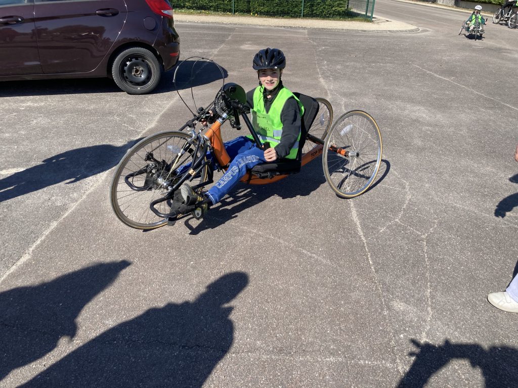 Un enfant essayant un handbike