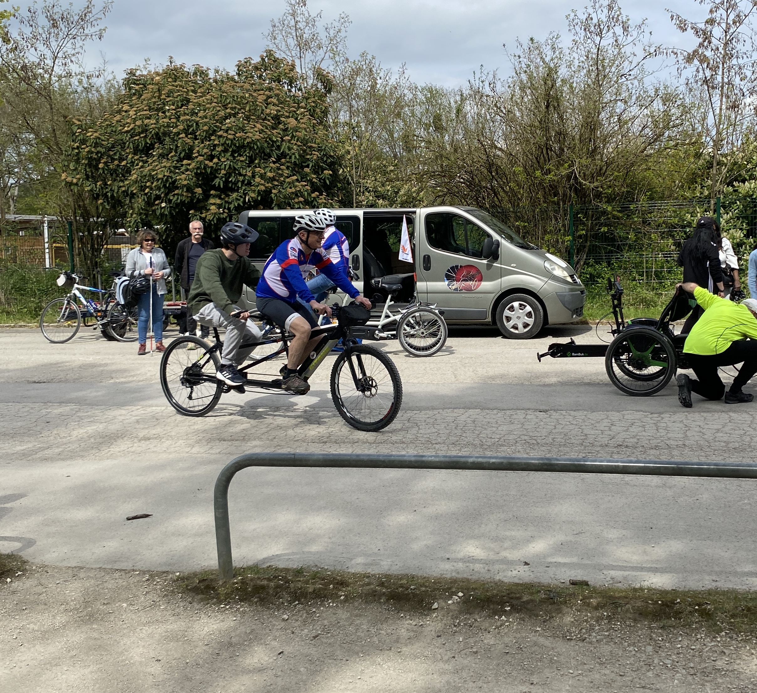 Le tandem devant le minibus du club avec bénévoles, jeunes et encadrants