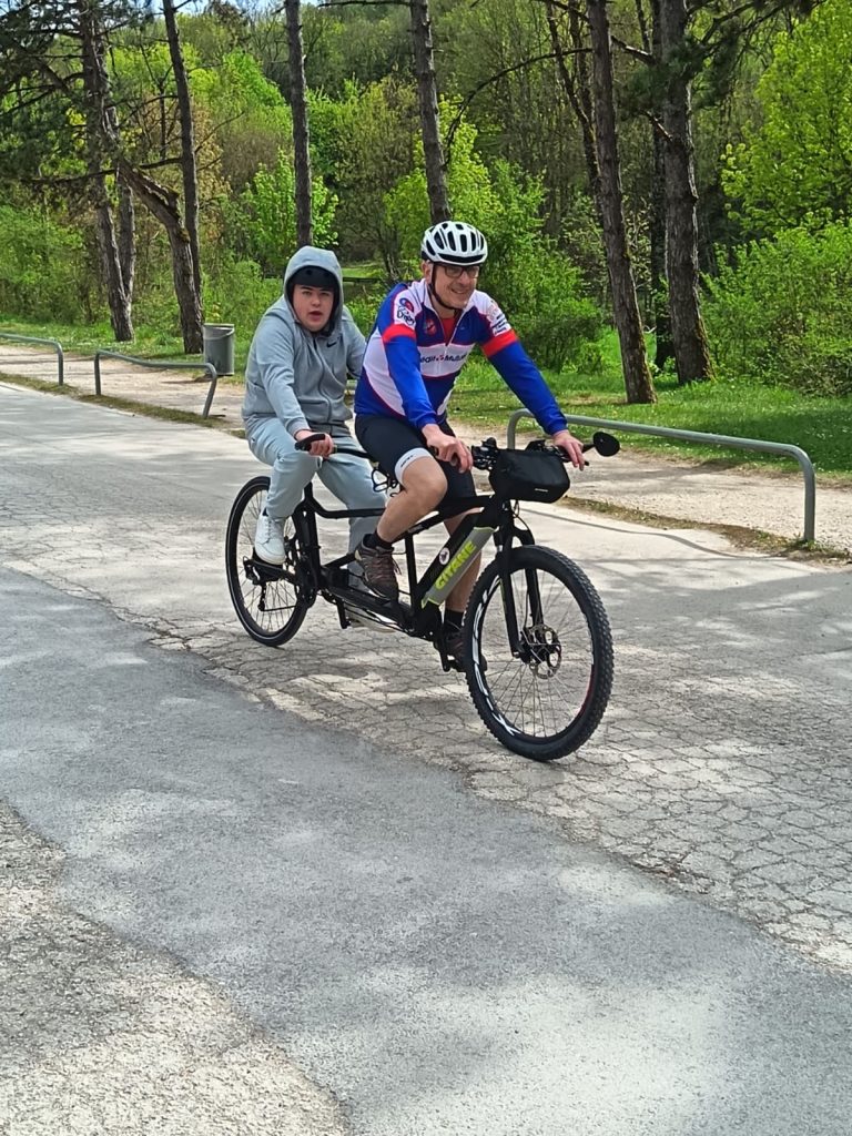 Un bénévole et un enfant sur le tandem 