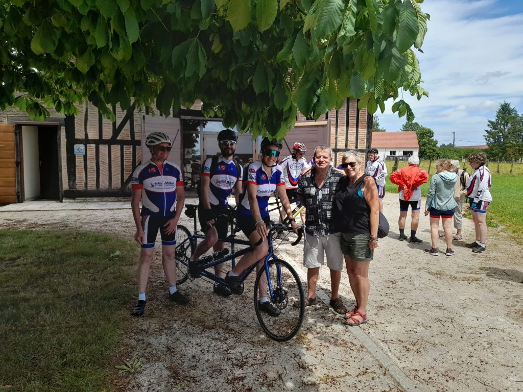 Camille, Sebastián, Melody, Christian et Brigitte proche d’un tandem