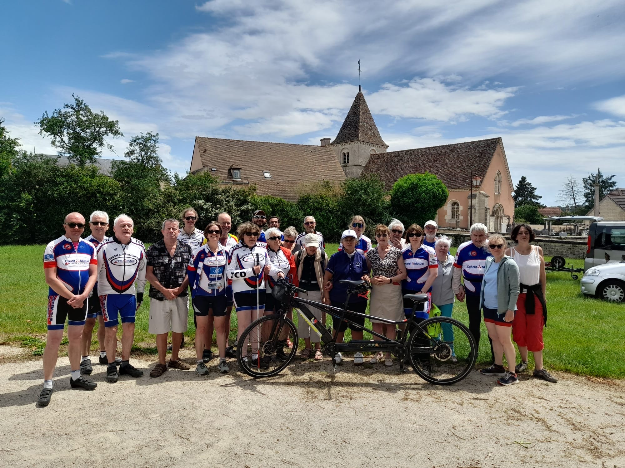 Le groupe devant la grande à Villebichot