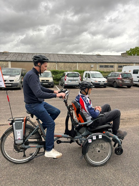 Les collaborateurs sur le vélo pousseur 