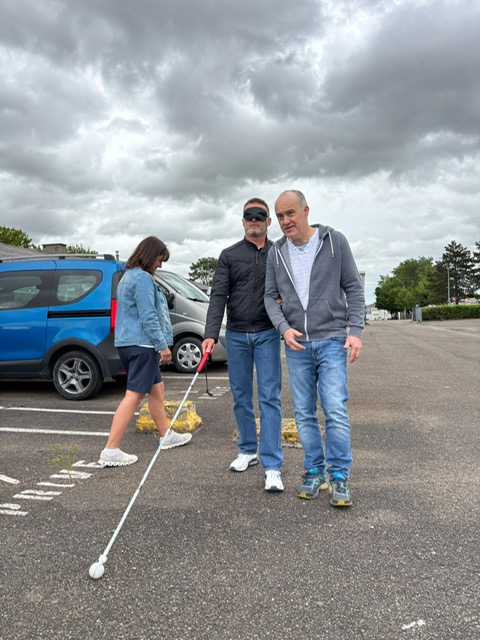 Les collaborateurs s'accompagnent d'une canne blanche 