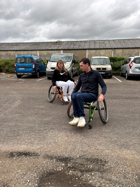 Les collaborateurs de BPCE-IT essayant les fauteuils roulants. 
