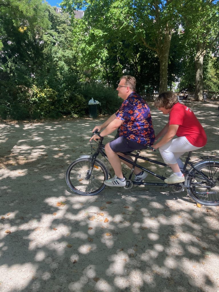 Denis Guvenatam et Rachel sur un tandem