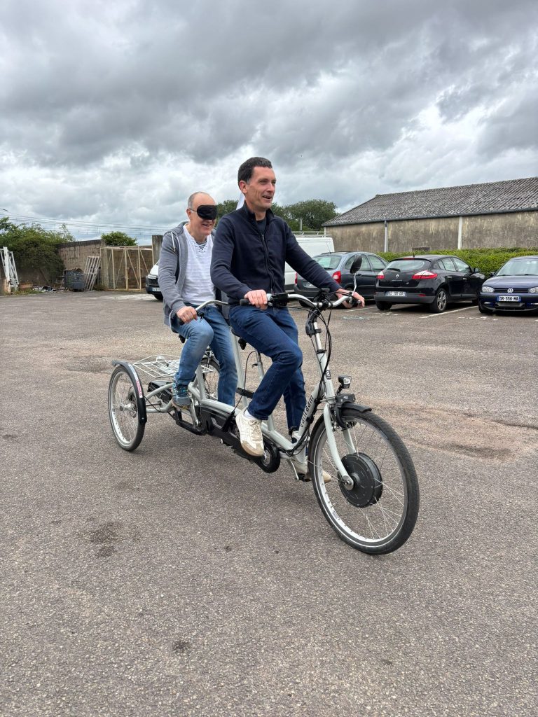 Ces deux mêmes collaborateurs sur le tandem tricycle. 