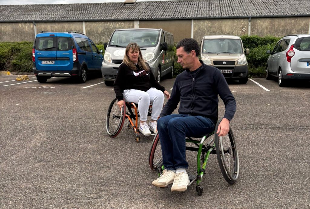 Deux collaborateurs essayant les fauteuils roulants.