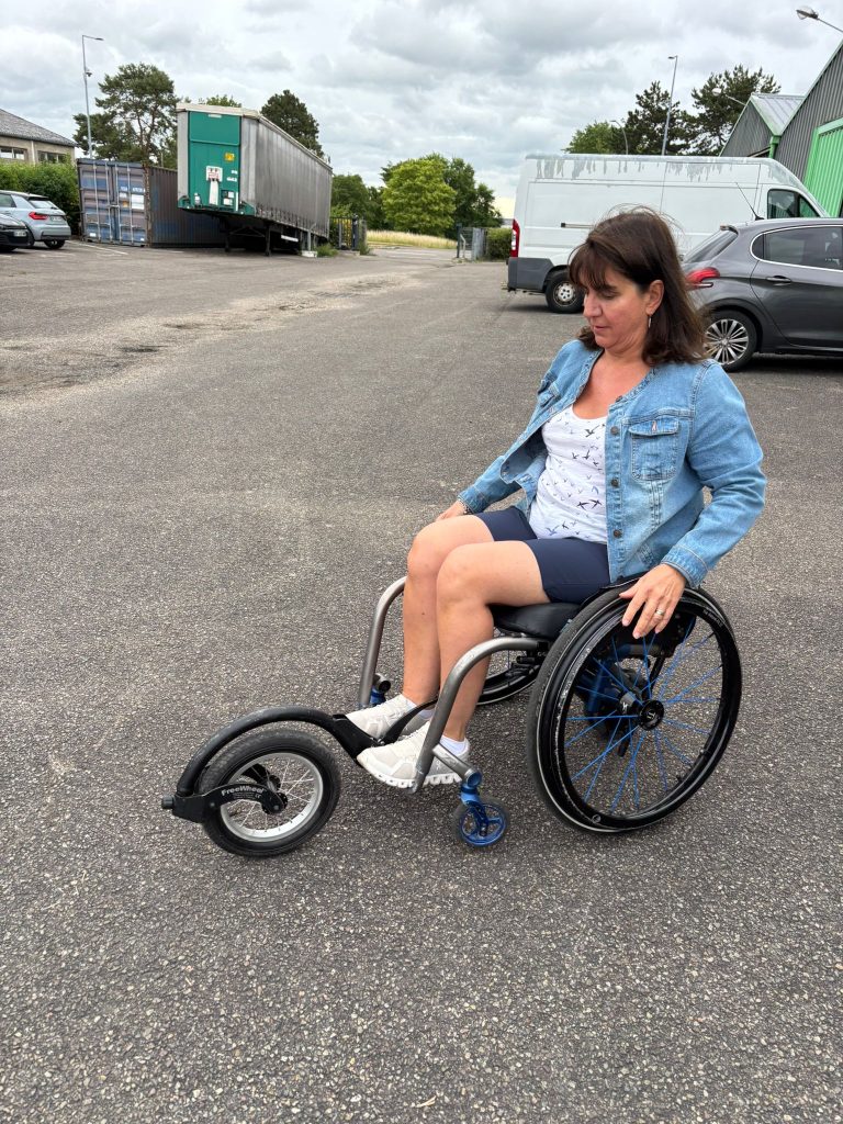 Une collaboratrice s'essayant au fauteuil roulant.